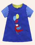 Nur heute – kurzärmliges gestreiftes Kleid mit Schildkröten-Applikation