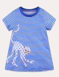 Nur heute – kurzärmliges gestreiftes Kleid mit Schildkröten-Applikation